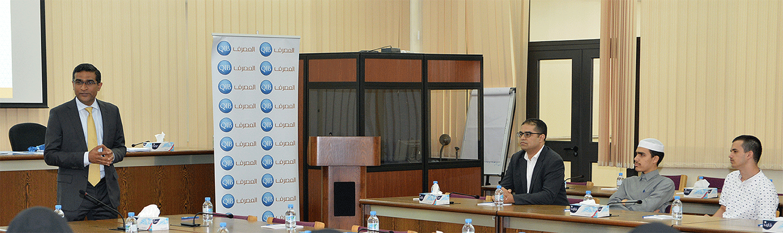 لافتة تعرض جلسة تعليم مالي في جامعة.