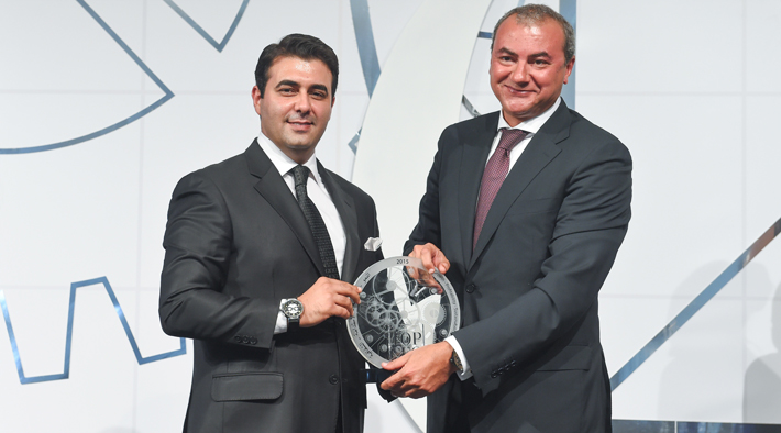 Photo showing chief executive receiving leadership award.