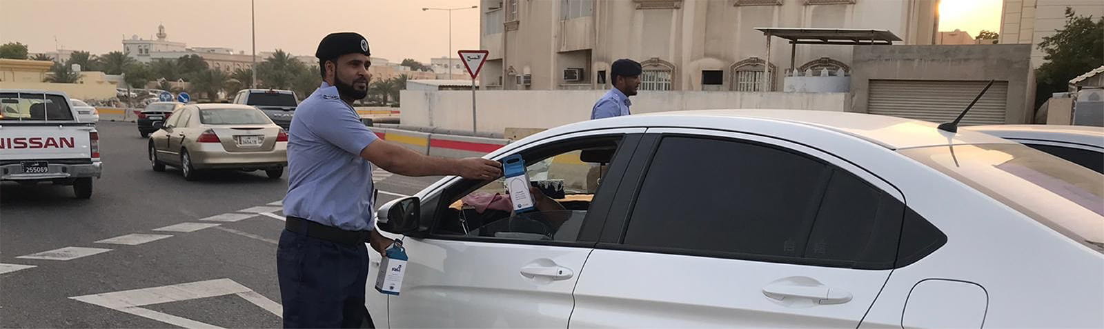 لافتة تعلن عن فعالية إفطار مع إدارة المرور.