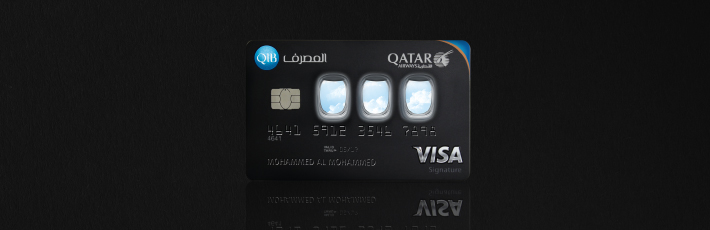 لافتة تعرض معلومات متعلقة بالخطوط الجوية القطرية ضد الخطوط الجوية القطرية.