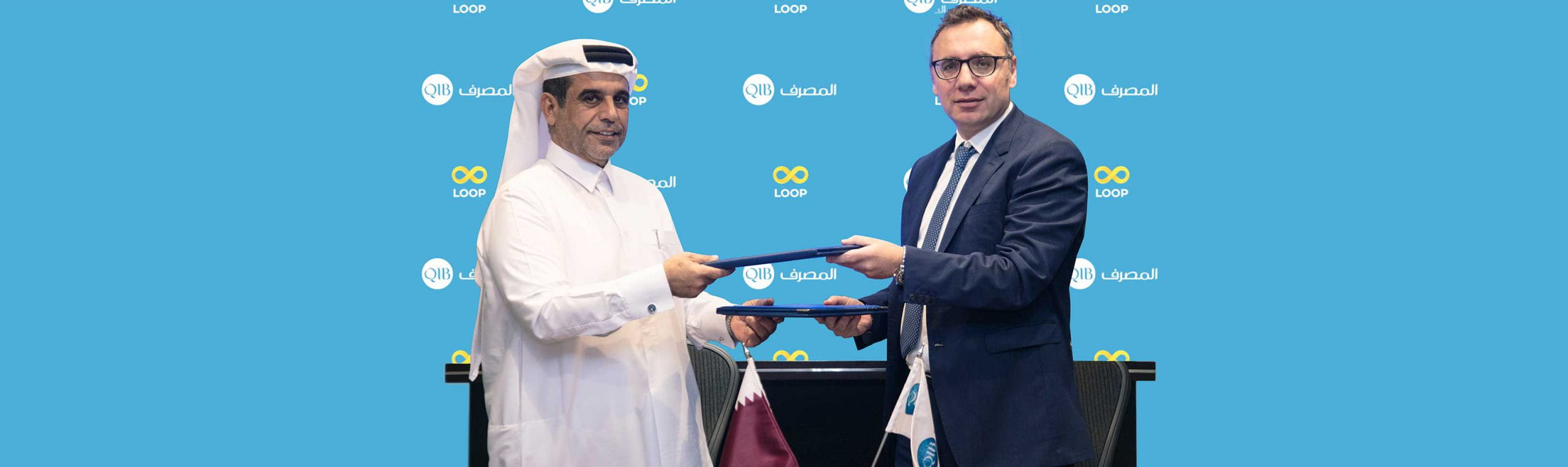 تسليم الجوائز بين اثنين من التنفيذيين يقفان أمام خلفية الحدث.