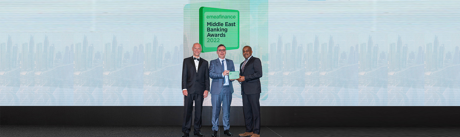 لافتة الصفحة الرئيسية تبرز تكريم جوائز EMEA مع نص رئيسي.