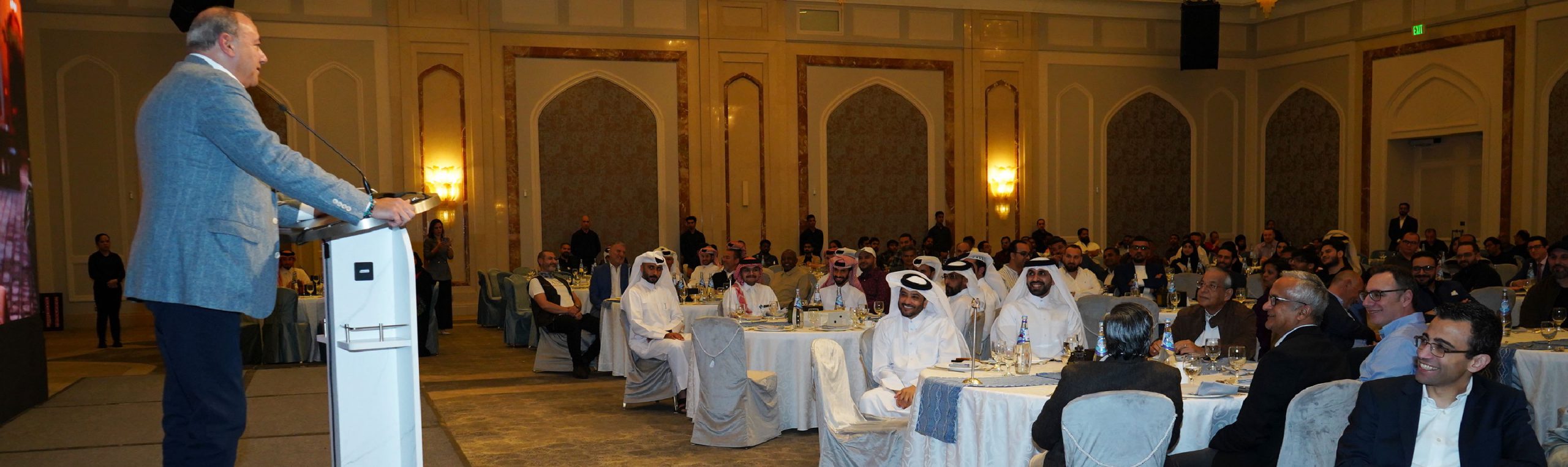 لافتة المنزل تسلط الضوء على حدث سحر رمضان