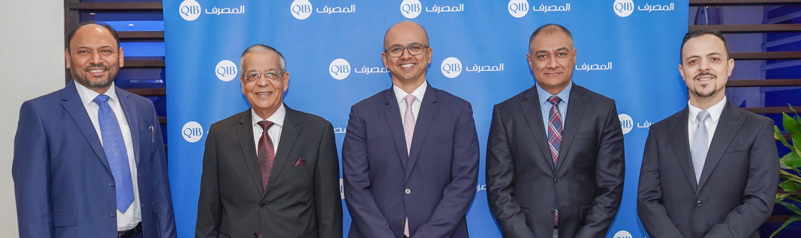 نمط شعار متكرر يعرض اسم البنك القطري الإسلامي باللغتين العربية والإنجليزية
