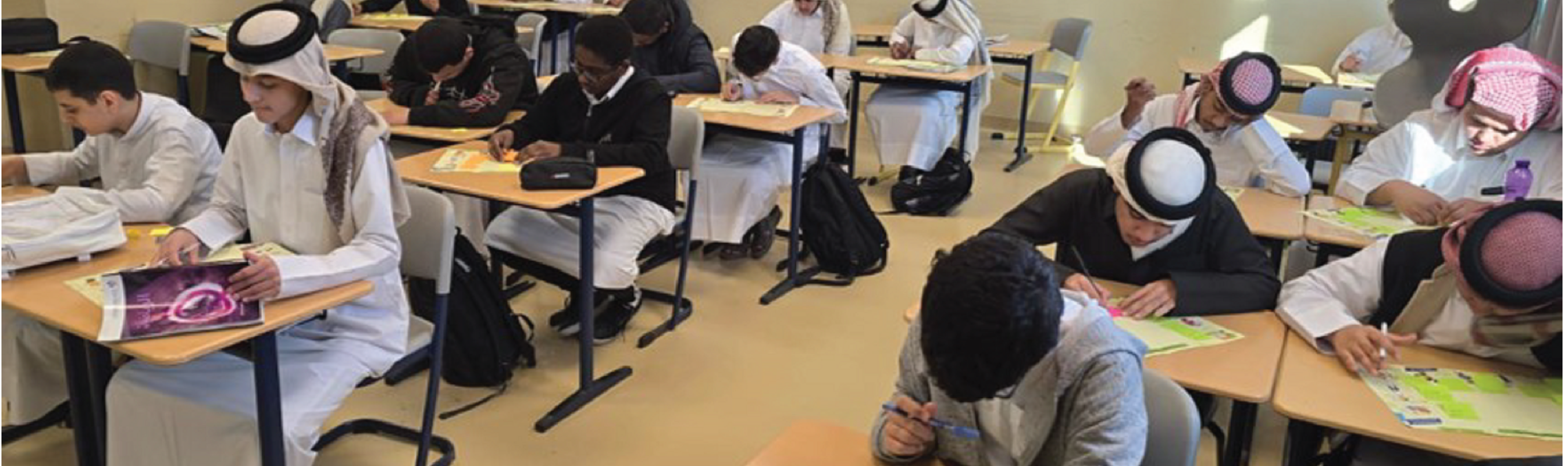 لافتة رئيسية تروج لمبادرة إنجاز مع رسالة حملة موجزة.