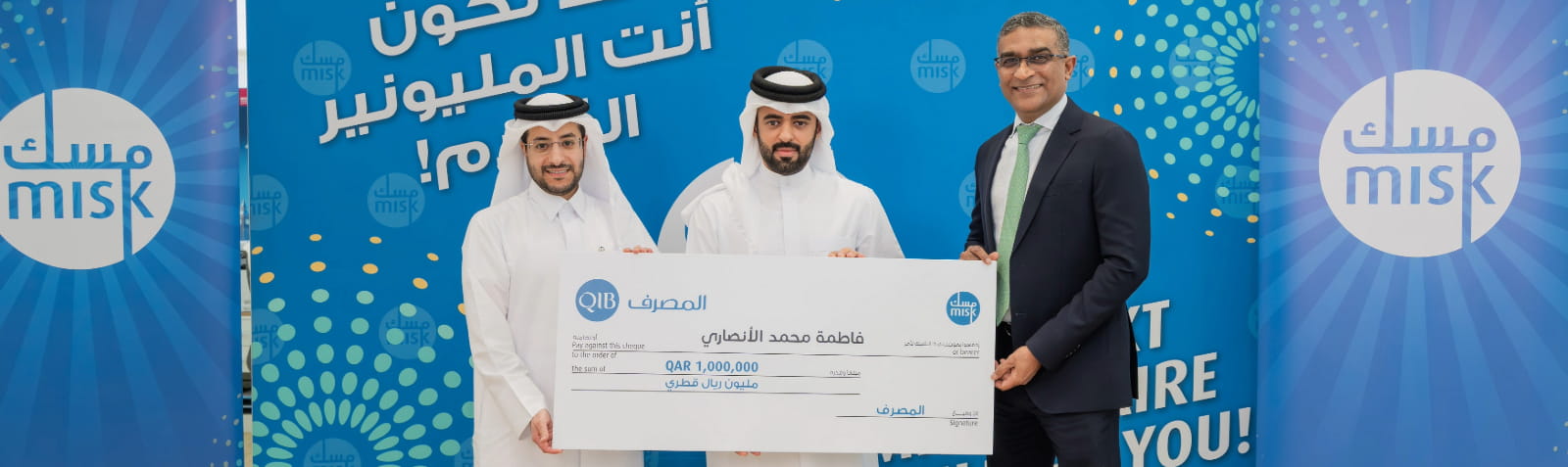 صورة جماعية تظهر التنفيذيين يتلقون الاعتراف على المسرح.