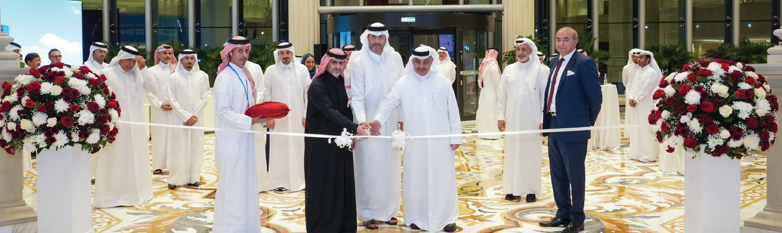 لافتة الرئيسية تعلن حفل افتتاح المكتب