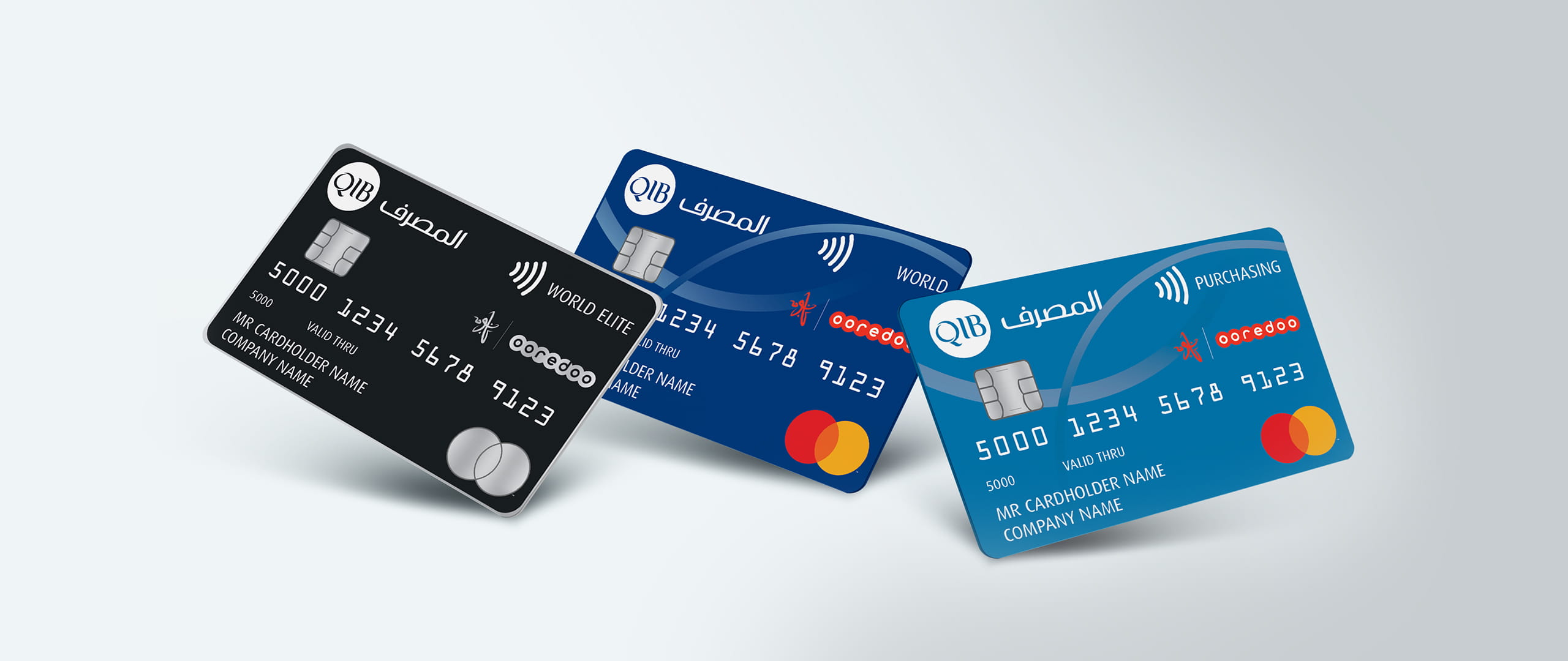 مجموعة بطاقات الدفع التجارية معروضة معا على خلفية محايدة.