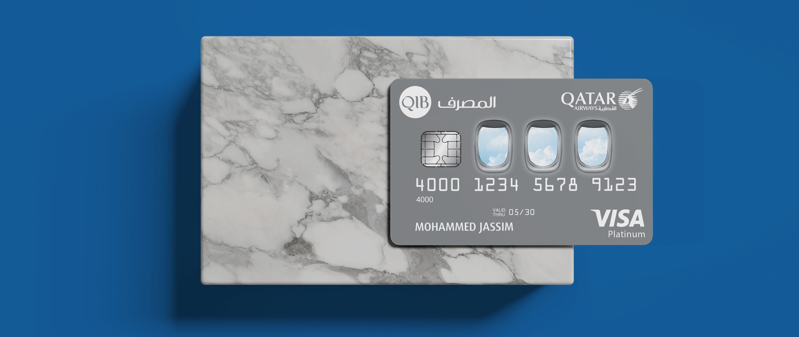 لافتة تعرض خيارات بطاقة البلاتين لشركات الطيران.